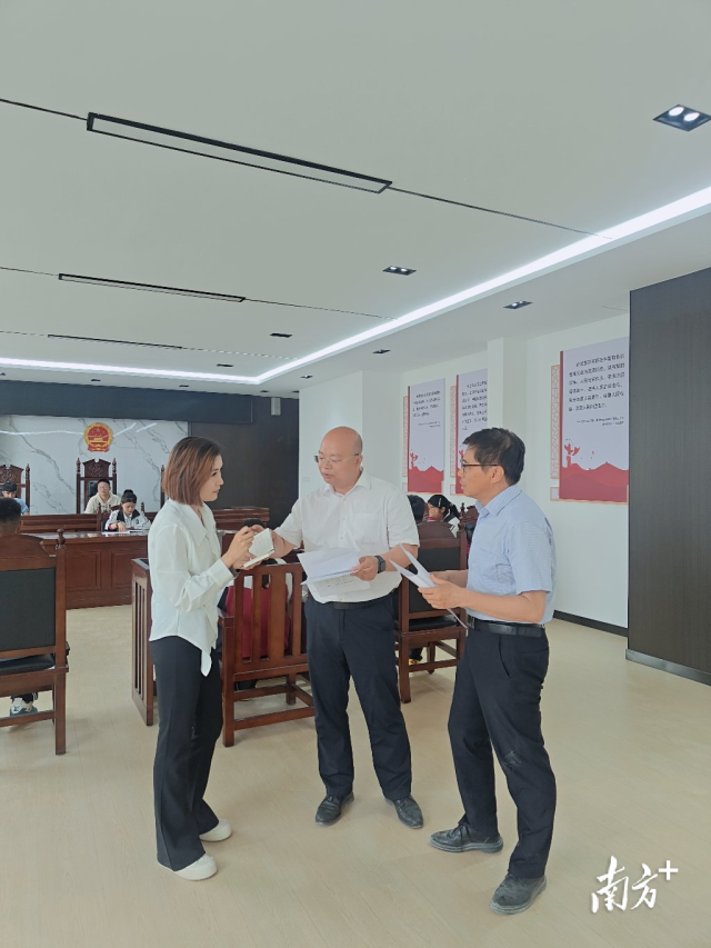 本校教师与广东援疆教师探讨模拟法庭的脚本。