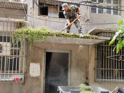 揭阳榕城区人武部民兵奔赴街道一线，开展“地毯式”清理