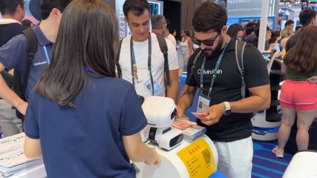 人民币结算！巴西客商现场数钱买下机器人