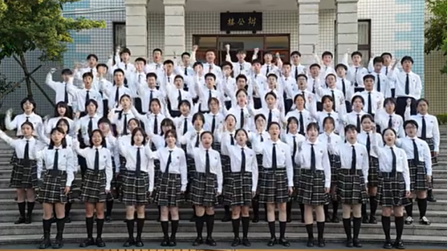 汕头学子齐声合唱十五运会会歌《气势如虹》