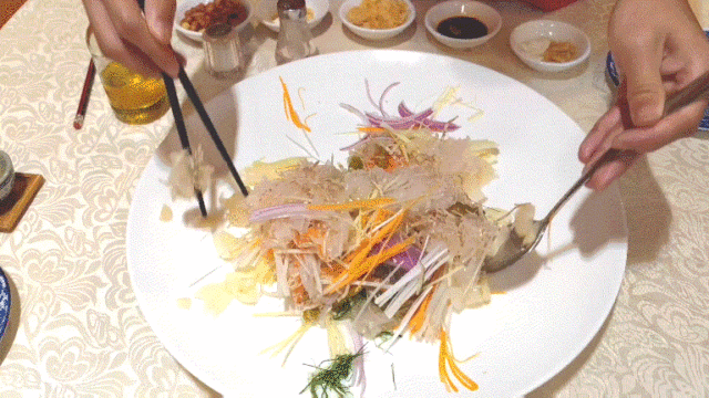 顺德鱼生以厚度仅0.5毫米的透明鱼片，搭配炸芋丝、姜葱丝及花生碎等十余种配料，佐以花生油与盐食用，形成冰凉爽滑的口感。