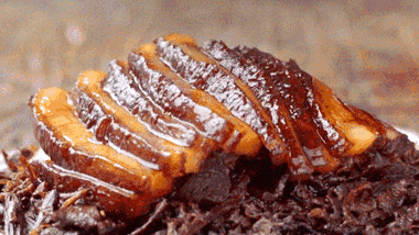 梅菜扣肉是客家传统名菜，吃起来咸中略带甜味，肥而不腻。?