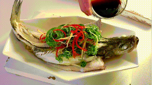 珠海市斗门区白蕉镇位于出海口，得天独厚的咸淡水环境，孕育出鲜甜肥美的白蕉海鲈。?