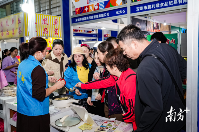 2024深圳食博会上,汕尾展团带来的特色美食牛肉丸引来众多食客试吃。 2024深圳食博会上,汕尾展团带来的特色美食牛肉丸引来众多食客试吃。