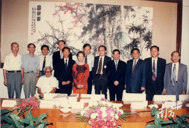 1995年8月5日至9日,第一届国际华人物理学大会在汕大召开,杨振宁被聘为汕大名誉教授。曾建平 摄 1995年8月5日至9日,第一届国际华人物理学大会在汕大召开,杨振宁被聘为汕大名誉教授。曾建平 摄