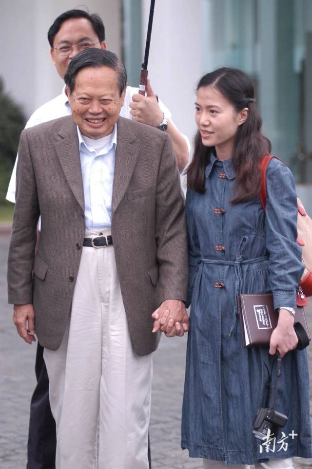 杨振宁、翁帆伉俪重返汕大。曾建平 摄 杨振宁、翁帆伉俪重返汕大。曾建平 摄
