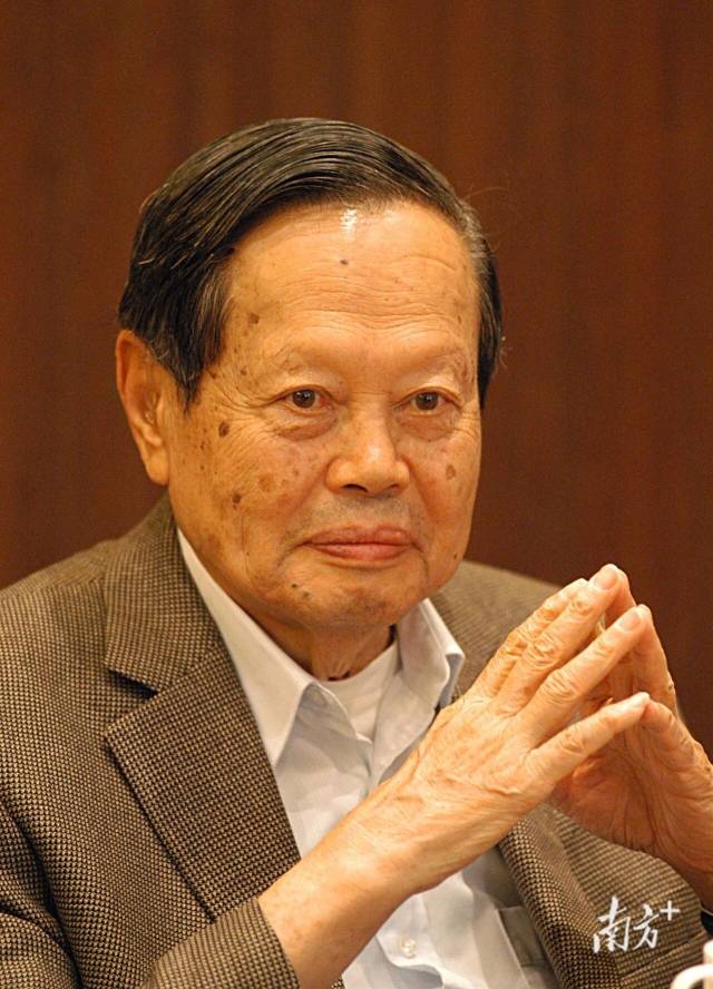 杨振宁2008年5月5日于汕大。曾建平 摄 杨振宁2008年5月5日于汕大。曾建平 摄