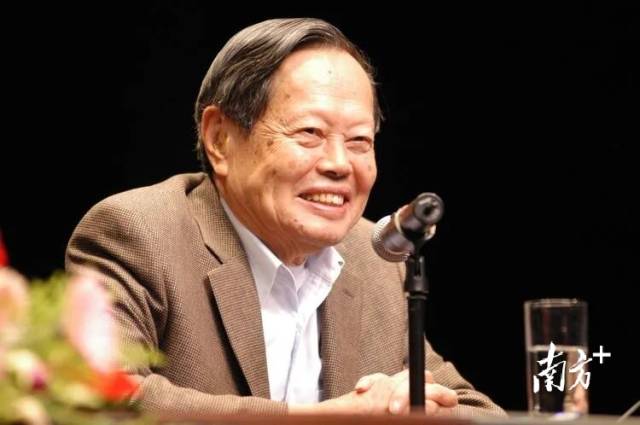 2008年5月5日，杨振宁先生在大礼堂演讲。曾建平 摄