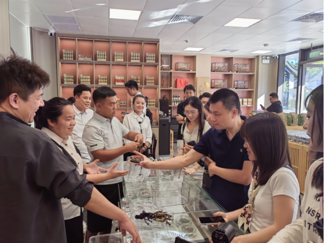 湾区企业家了解茂名沉香产业多元化发展情况。