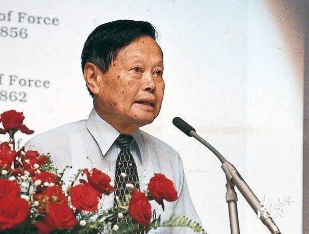 1995年第一届国际华人物理学大会在汕头大学举行。杨振宁先生在会上演讲 。曾建平 摄 