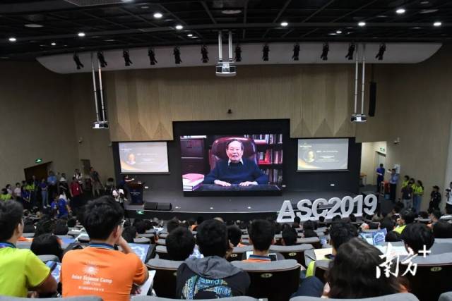 2019年7月29日，第十三届亚洲科学夏令营开营，杨振宁先生视频寄语营员们。刘铭勤 摄 