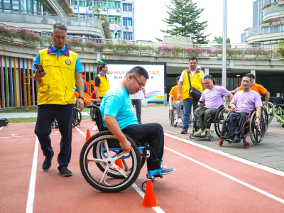 残疾人与健全人同坐轮椅竞速，感受别样运动魅力