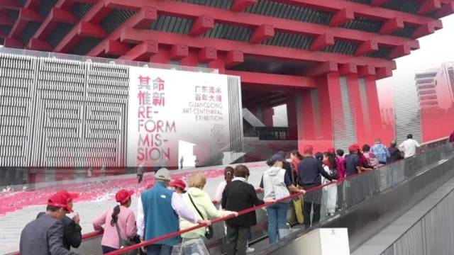老外也来打卡！上海市民排长队观看“广东美术百年大展”｜视频