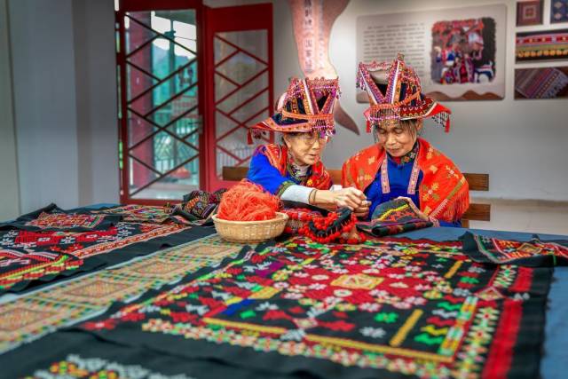 韶关市乳源东坪镇新村村，村民们制作瑶绣。 拍摄：黄文娟。