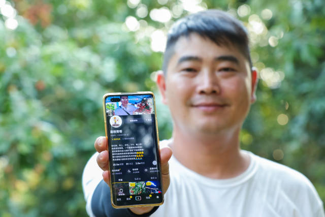 何清是高州根子镇上第一批返乡从事荔枝电商的新农人。