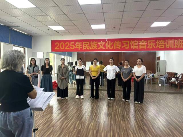 成員們日常學習聲樂。 受访者供图 成員們日常學習聲樂。 受访者供图