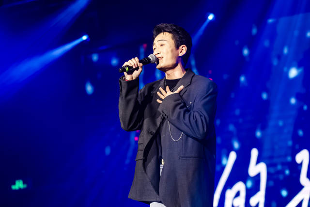 在首场广东乡村歌手演唱会演唱《理想》。  吴秒衡 摄