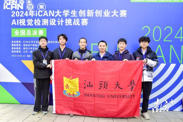 吴嘉俊带领学生参加比赛。 受访者 供图