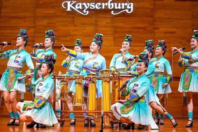 在广东省第十五届“百歌颂中华”歌咏活动歌手(组合)总决赛,九歌组合演唱《茶山谣》荣获金奖。 受访者供图 在广东省第十五届“百歌颂中华”歌咏活动歌手(组合)总决赛,九歌组合演唱《茶山谣》荣获金奖。 受访者供图