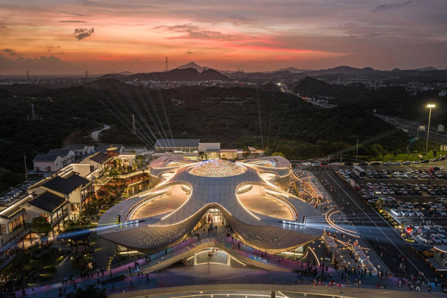 包茂高速柏桥服务区成为茂名新地标。