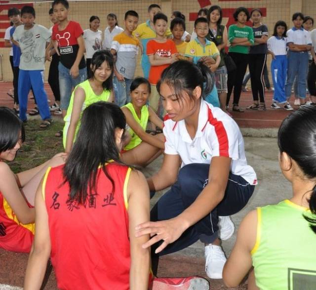 李贺为家乡的师弟师妹们传授短跑经验。