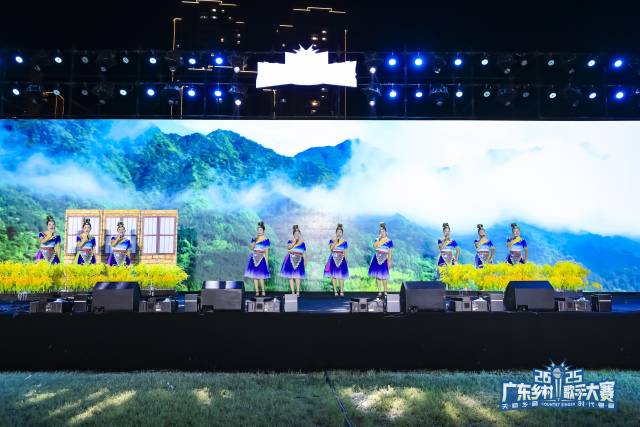 九歌组合在省半决赛舞台演绎《铜铃悠歌》。 吴秒衡 摄 九歌组合在省半决赛舞台演绎《铜铃悠歌》。 吴秒衡 摄