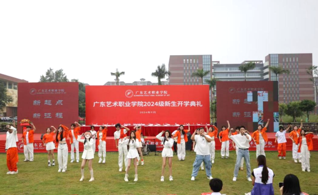 陳一暢與學生同臺表演。  受访者供图