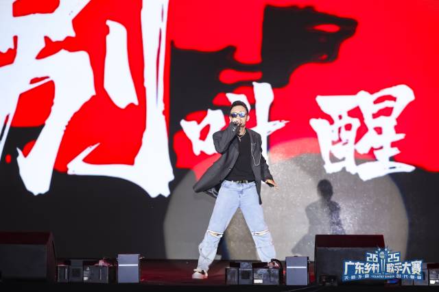 陈一畅在省半决赛燃情献唱《麒麟》。  吴秒衡 摄