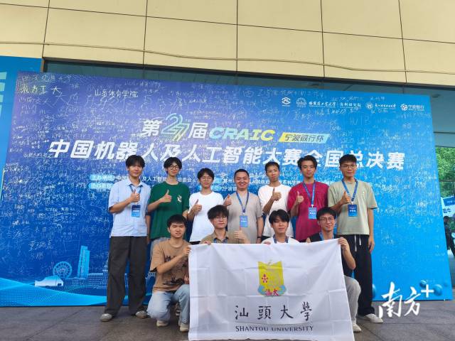 吴嘉俊带领学生参加比赛。 受访者 供图