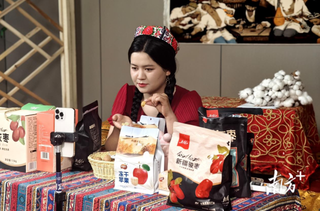 当地主播直播销售本地特色产品。陈明珠 摄