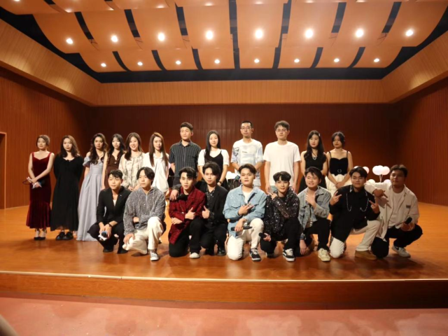 陳一暢與學生。  受访者供图