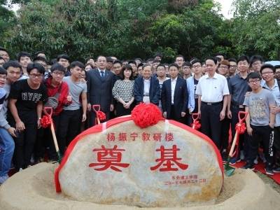 成洪波追忆杨振宁：每次交流，先生最关注三件事