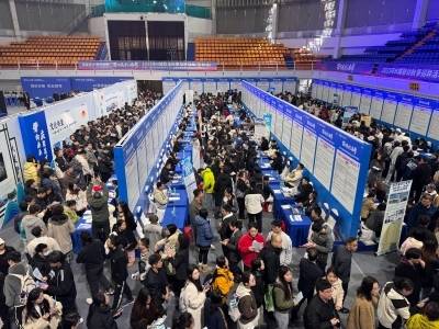 开场半小时，超1300人进场！是什么吸引吉林学子围观？