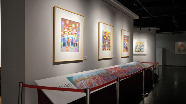 2025年10月1日，七位龙门农民画画家历时半年创作的《非遗里的龙门》龙门农民画长卷首度面向公众展出。（彭华 摄）