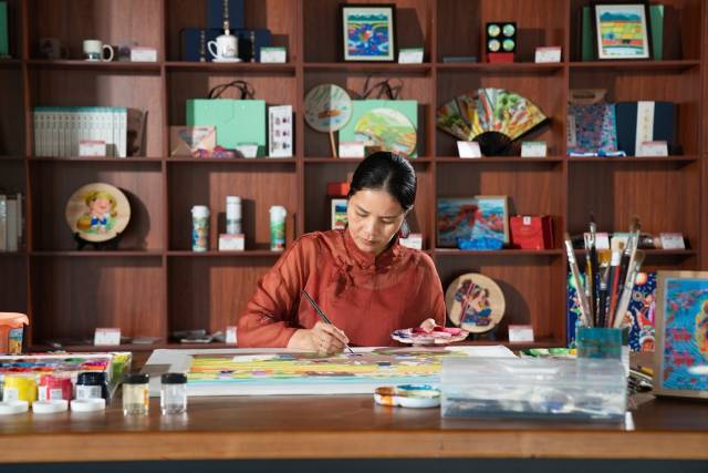 画家刘少夏正在创作。（彭华 摄）