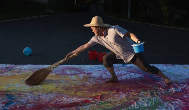 钟永廉正在创作《鱼跃龙门》。（谭冠其 摄）