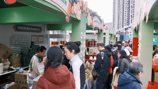 第二届潮州（潮安）美食文化周暨2025潮州橄榄文化周湾区展销活动将在深圳市罗湖区莲塘口岸兰亭国际前广场举行。图为首届盛况。