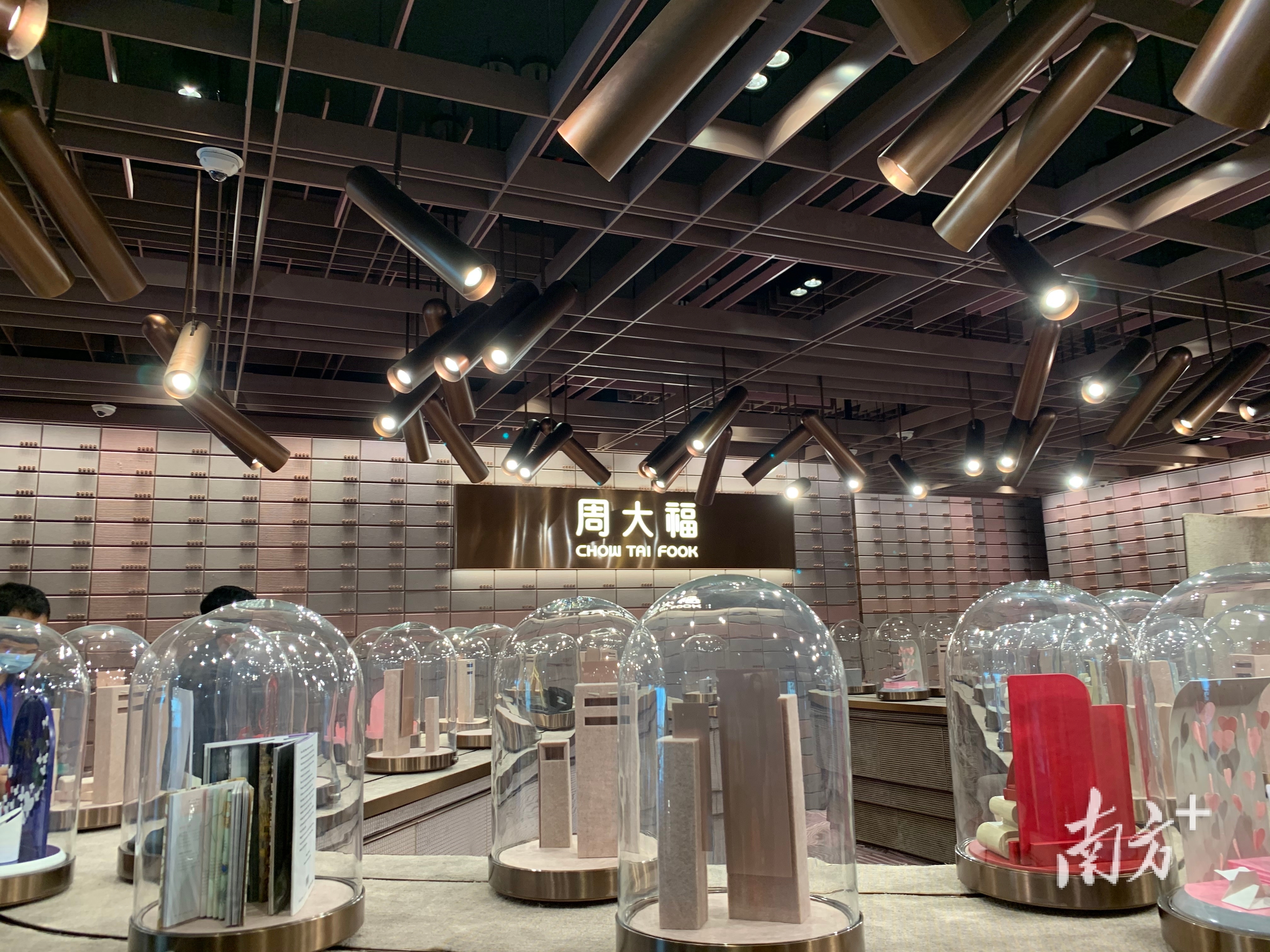 金价高台“跳水”，投资情绪“换挡”了吗？你需要知道的五个问题