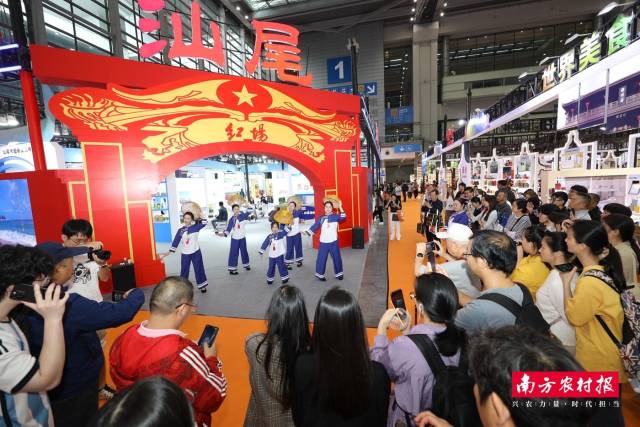 汕尾渔歌表演吸引了众多观众围观。