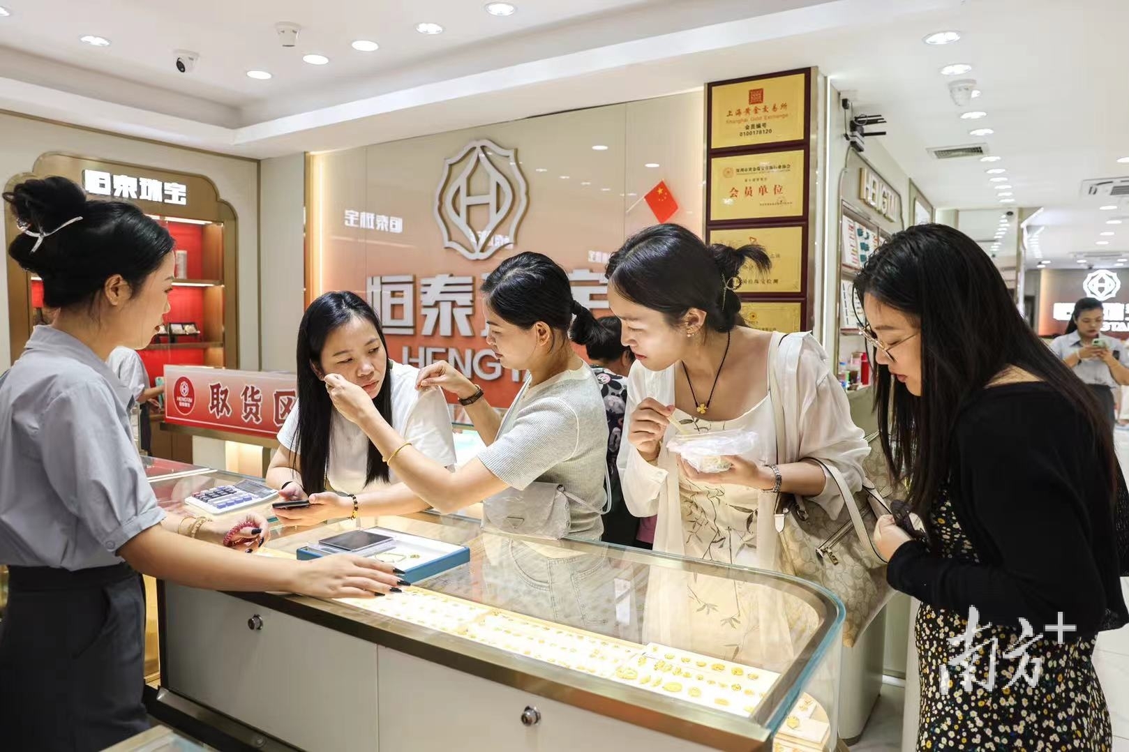 金价高台“跳水”，投资情绪“换挡”了吗？你需要知道的五个问题