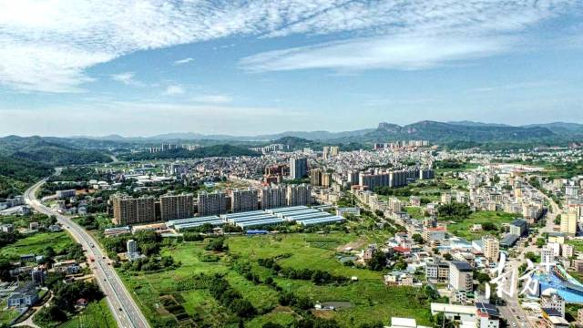 近年来，平远加快县镇村高质量发展，县域发展动能不断提升。袁志鹏 摄