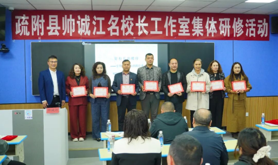 聘书颁发现场。