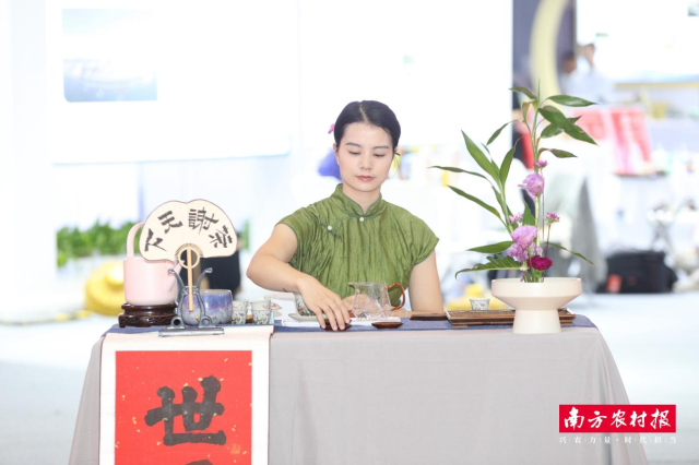 莲花山特色茶艺演出让汕尾茶韵香飘食博会。