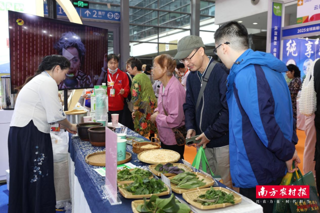 汕尾展区的陆河客家擂茶制作体验活动深受欢迎。