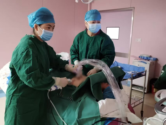 周婕（左）为患者进行手术