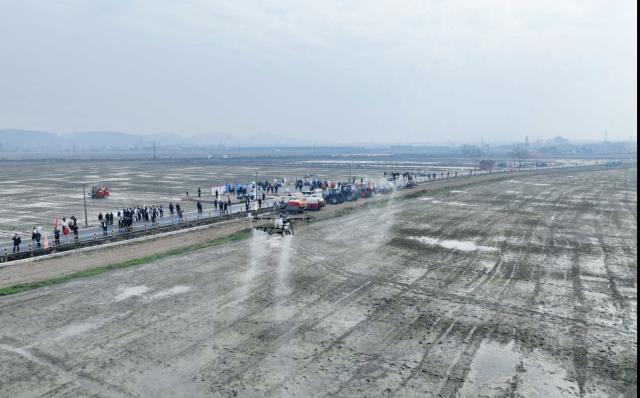 今年全省春耕现场会现场，现场展示农机装备。