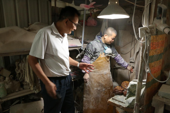 曾云平日常指导雕刻工人。