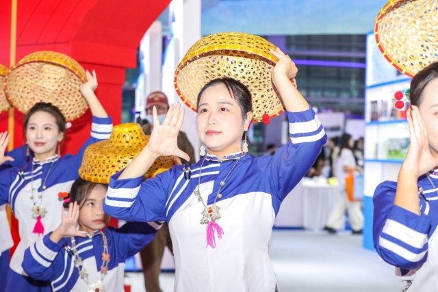 汕尾渔歌队带来《丰收归航》，演绎渔民出海满载而归的喜悦。