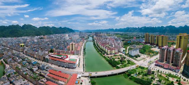 航拍都安瑶族自治县县城景观。