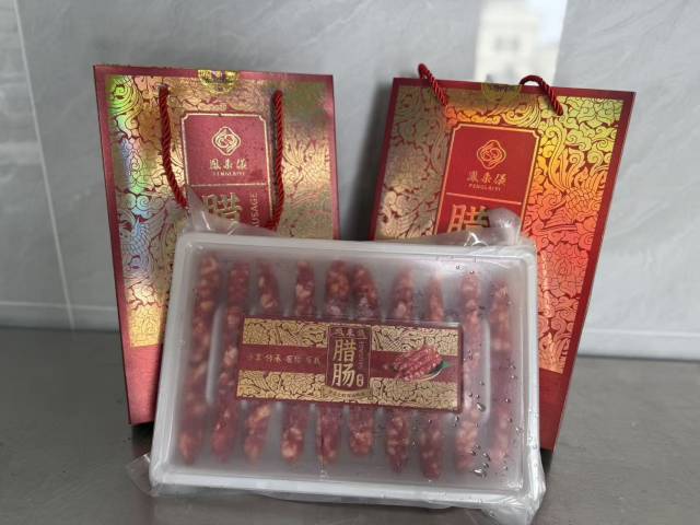 礼盒内部采用嵌入式包装。 礼盒内部采用嵌入式包装。